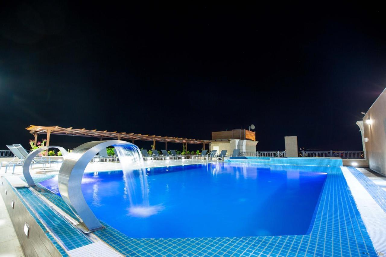 Petra Moon Luxury Hotel ワディ・ムーサ エクステリア 写真 Rooftop pool at the hotel
