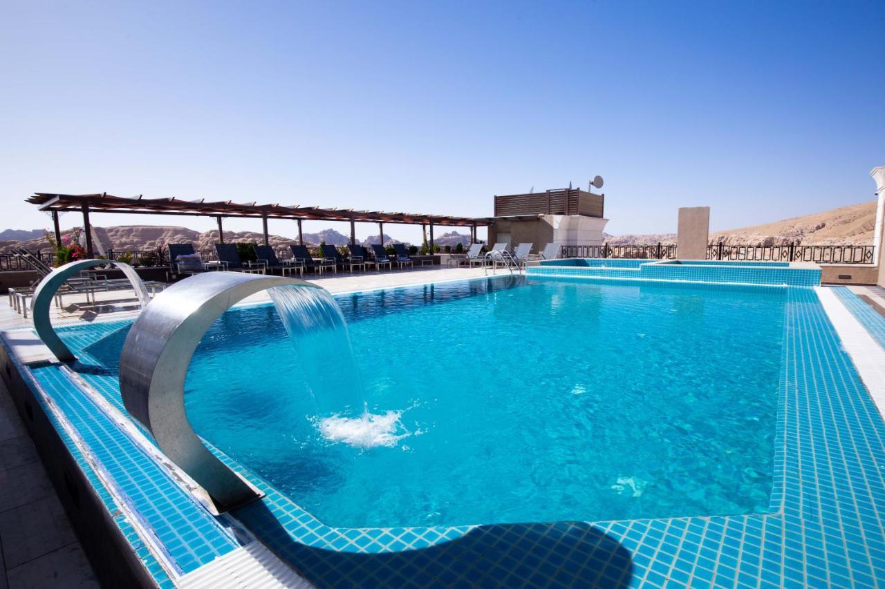 Petra Moon Luxury Hotel ワディ・ムーサ エクステリア 写真 Rooftop pool at the Grand Hotel