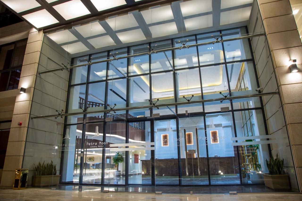 Petra Moon Luxury Hotel ワディ・ムーサ エクステリア 写真 The lobby of the hotel