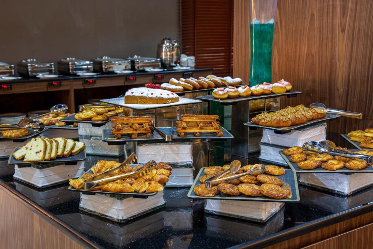 Petra Moon Luxury Hotel ワディ・ムーサ エクステリア 写真 A dessert buffet