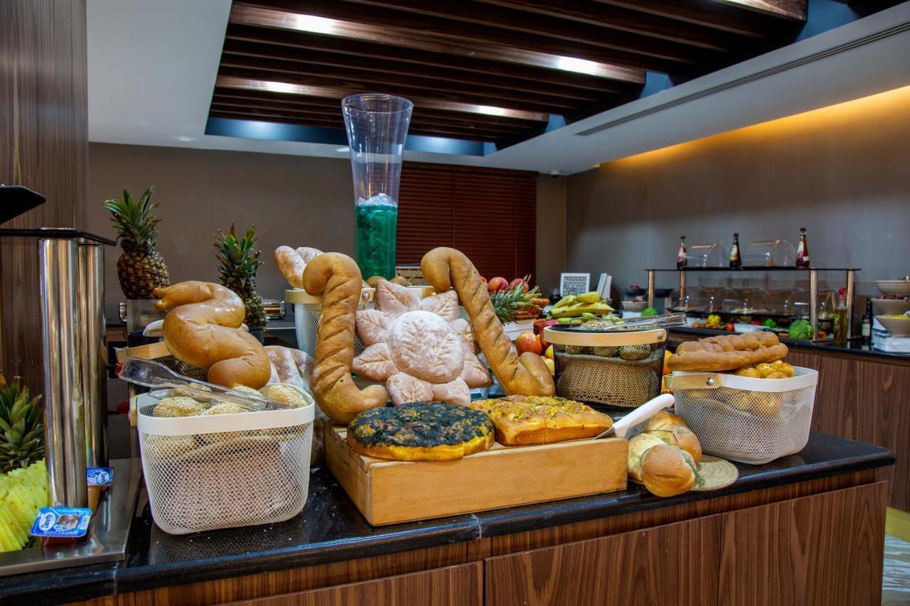 Petra Moon Luxury Hotel ワディ・ムーサ エクステリア 写真 A buffet at a hotel
