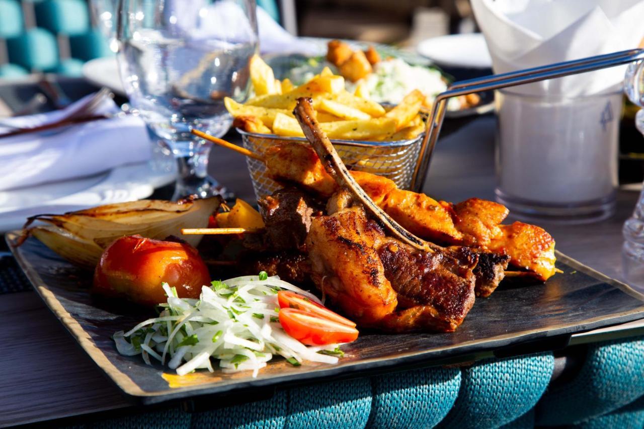 Petra Moon Luxury Hotel ワディ・ムーサ エクステリア 写真 A plate of grilled lamb chops with chips and salad