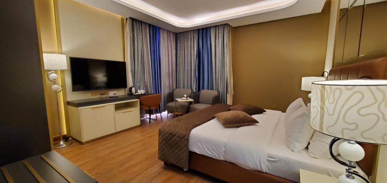 Petra Moon Luxury Hotel ワディ・ムーサ エクステリア 写真 A room at the hotel