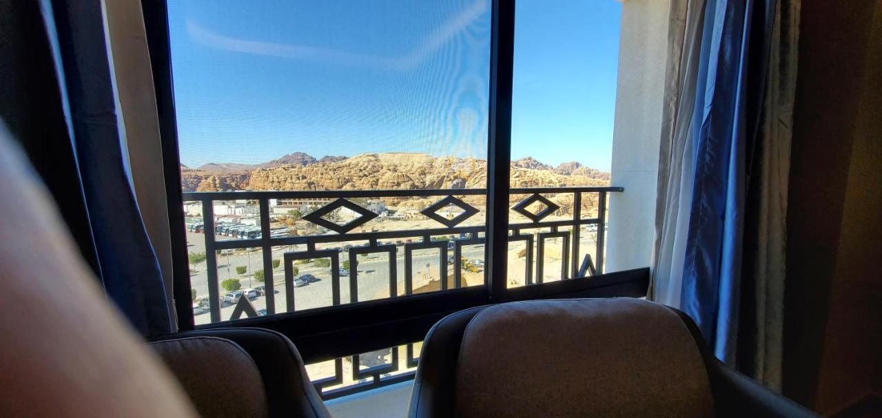 Petra Moon Luxury Hotel ワディ・ムーサ エクステリア 写真 View of the desert from a hotel in Al-Madinah