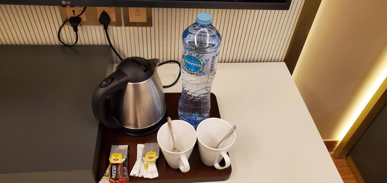 Petra Moon Luxury Hotel ワディ・ムーサ エクステリア 写真 A kettle with a bottle of water
